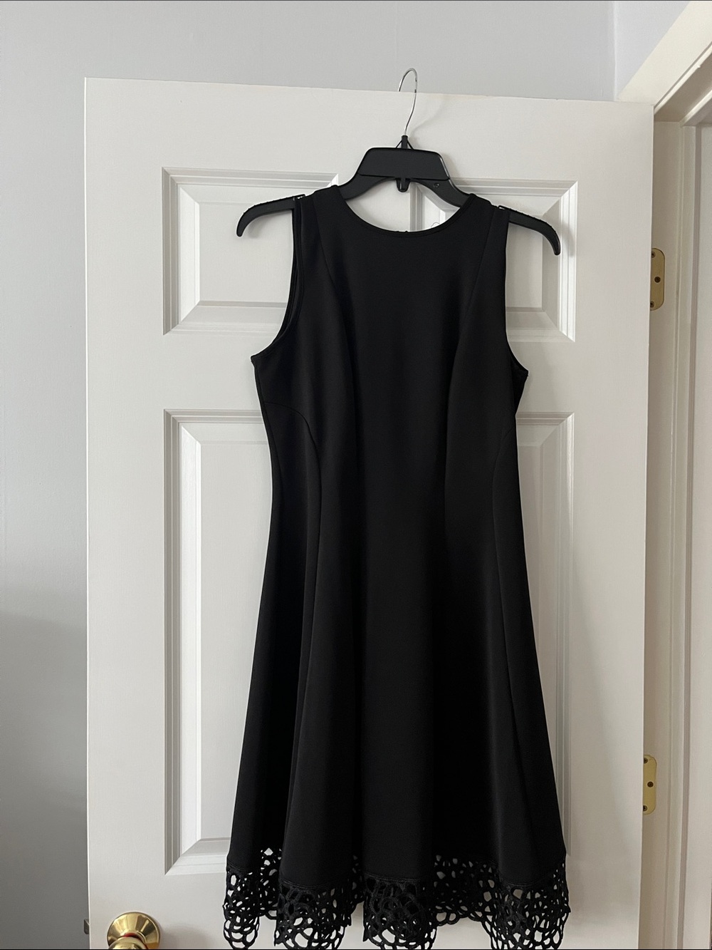 Sleeveless Black Midi Dress with Decorative Laser-Cut Hem
